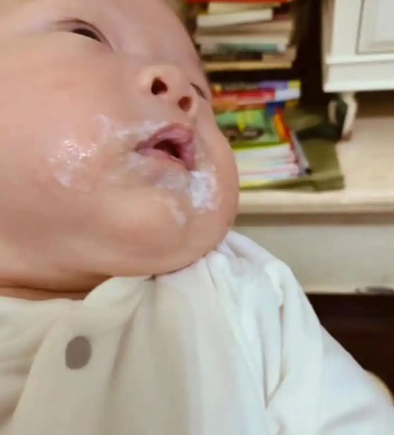 嬰兒吐奶處理 嬰兒吐奶處理